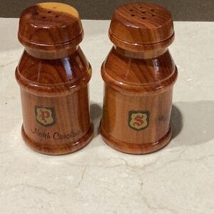 NORTH CAROLINA SOUVENIR WOOD SALT & PEPPER SHAKERS.. VINTAGE SET